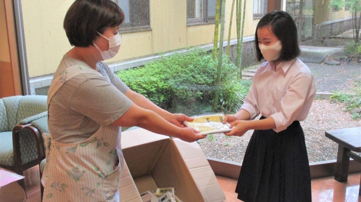 焼津市内の中高生の皆様より、感染対策用の手作りエプロンを寄贈していただきました。